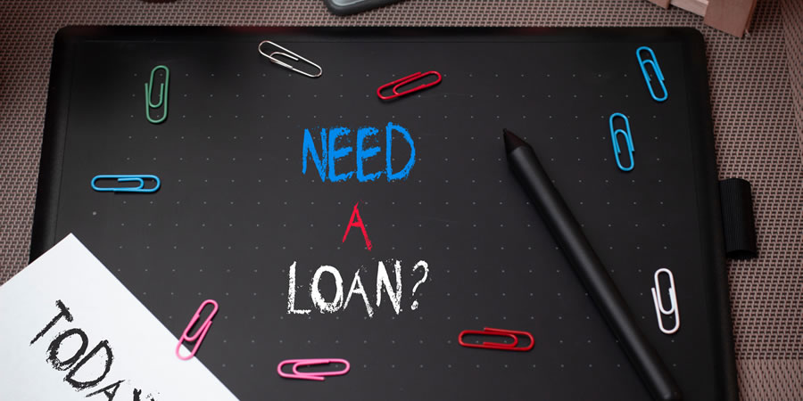 ペンタブに NEED A LOAN? と書いた写真