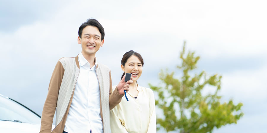 車を購入した若いカップル